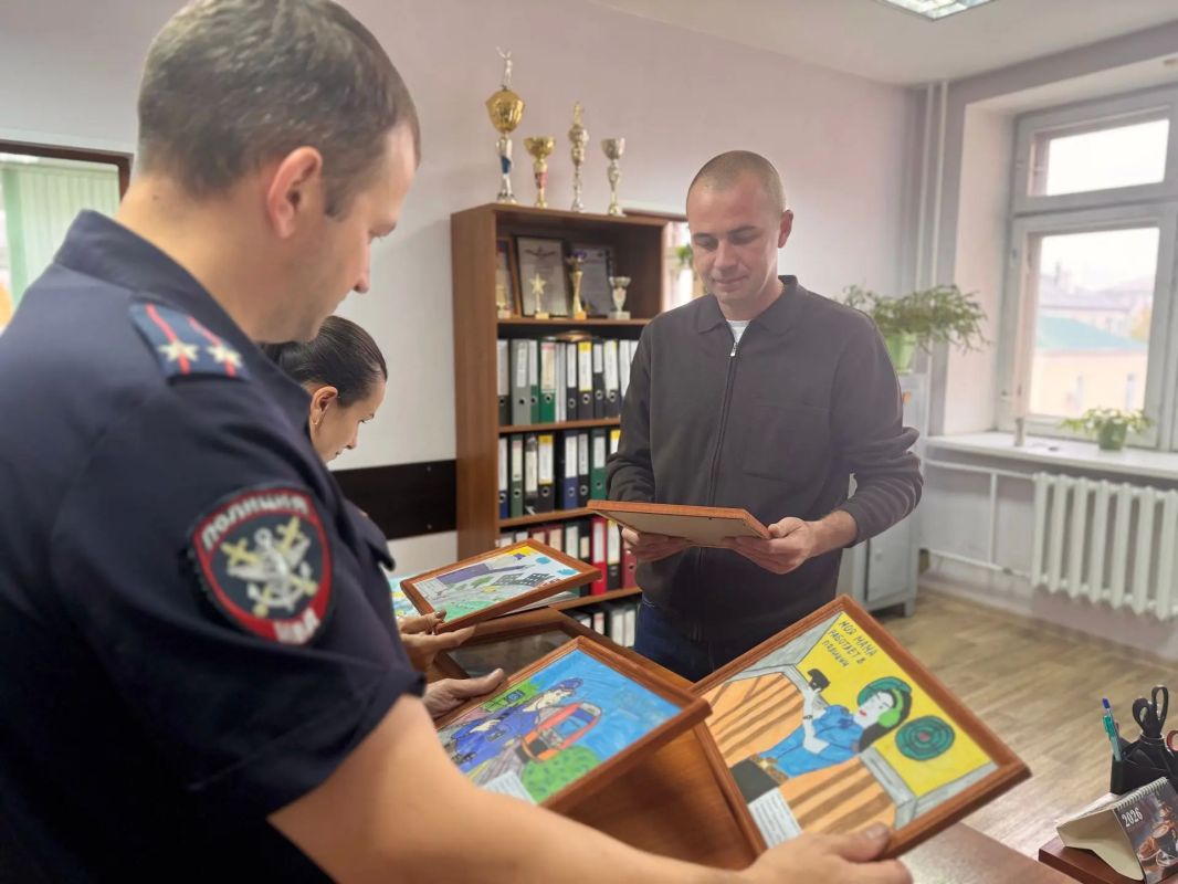 В Красноярском крае дети сотрудников транспортной полиции проявили талант в конкурсе рисунков В Красноярском крае дети сотрудников транспортной полиции проявили талант в конкурсе рисунков