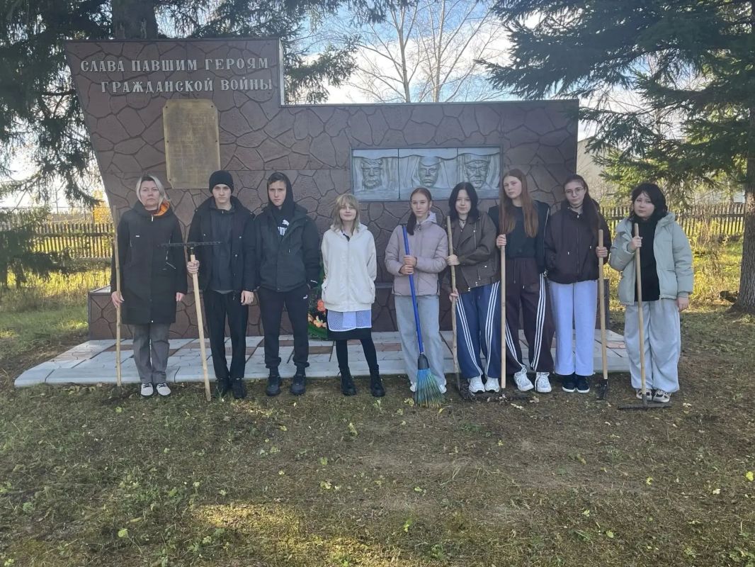 Юные волонтеры привели в порядок сельские памятники Юные волонтеры привели в порядок сельские памятники