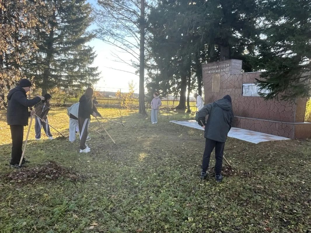 Юные волонтеры привели в порядок сельские памятники Юные волонтеры привели в порядок сельские памятники