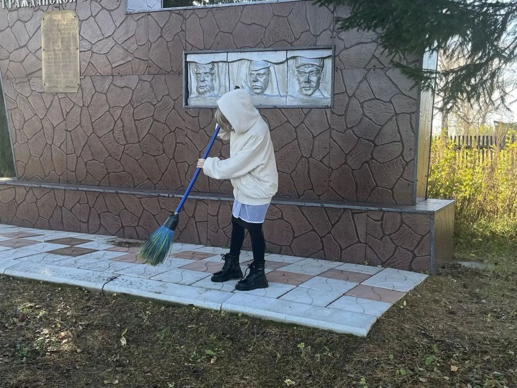 Юные волонтеры привели в порядок сельские памятники Юные волонтеры привели в порядок сельские памятники