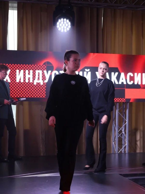 Юные дизайнеры из Хакасии — на профессиональном подиуме! Юные дизайнеры из Хакасии — на профессиональном подиуме!
