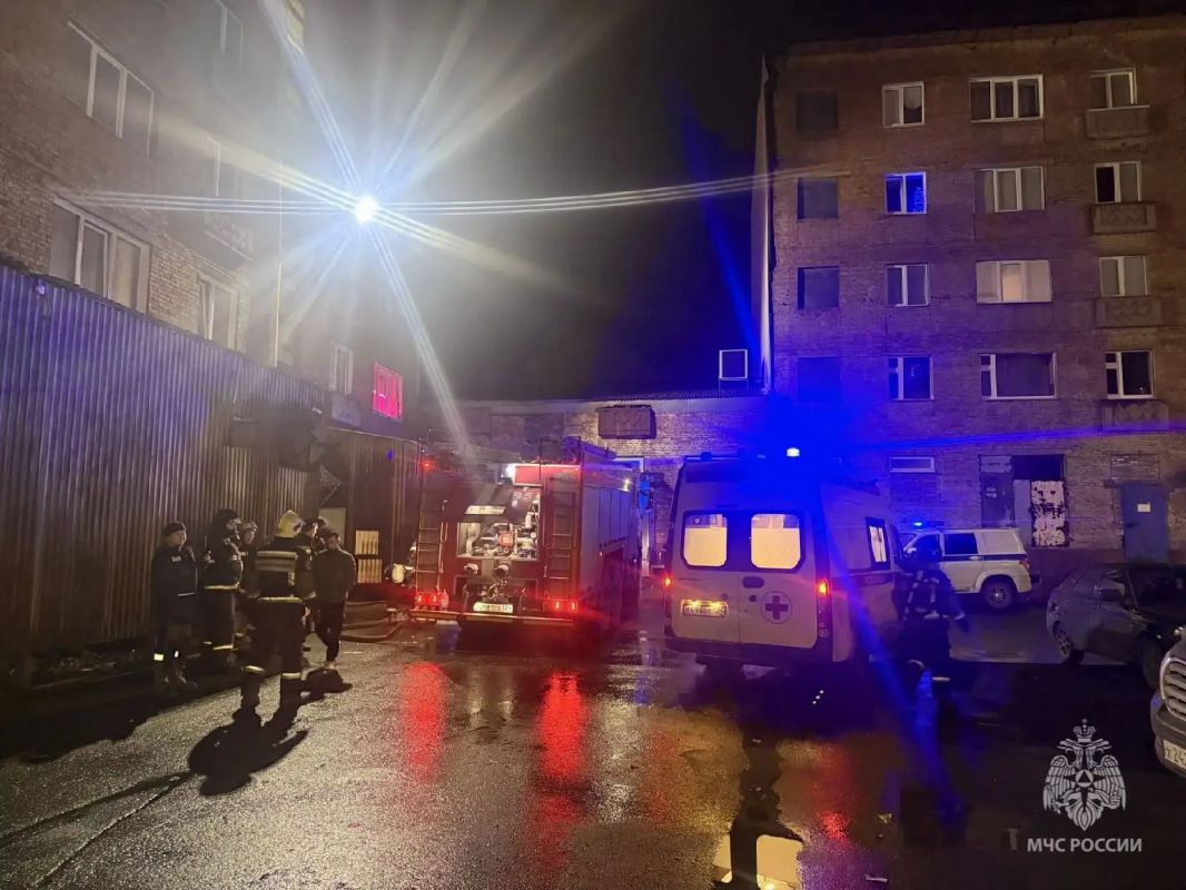 В Норильске на пожаре спасли 4 человек, включая ребенка В Норильске на пожаре спасли 4 человек, включая ребенка