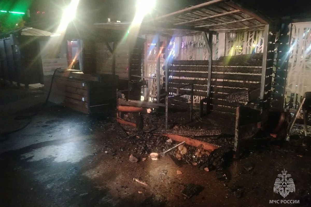 В Красноярске этой ночью на остановке «ГорДК» на улице Высотной сгорели прилавки уличной торговли