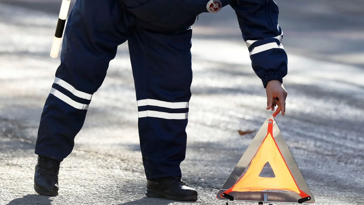 В Рыбинском муниципальном округе, неподалёку от деревни Лозовая, сотрудники полиции работают на месте ДТП