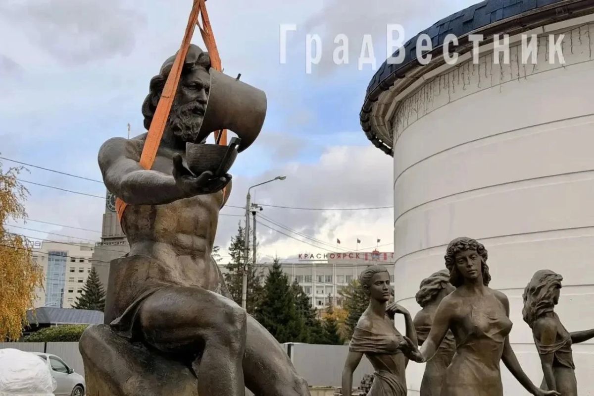 Легендарные скульптуры «Реки Сибири» вернули на Театральную площадь