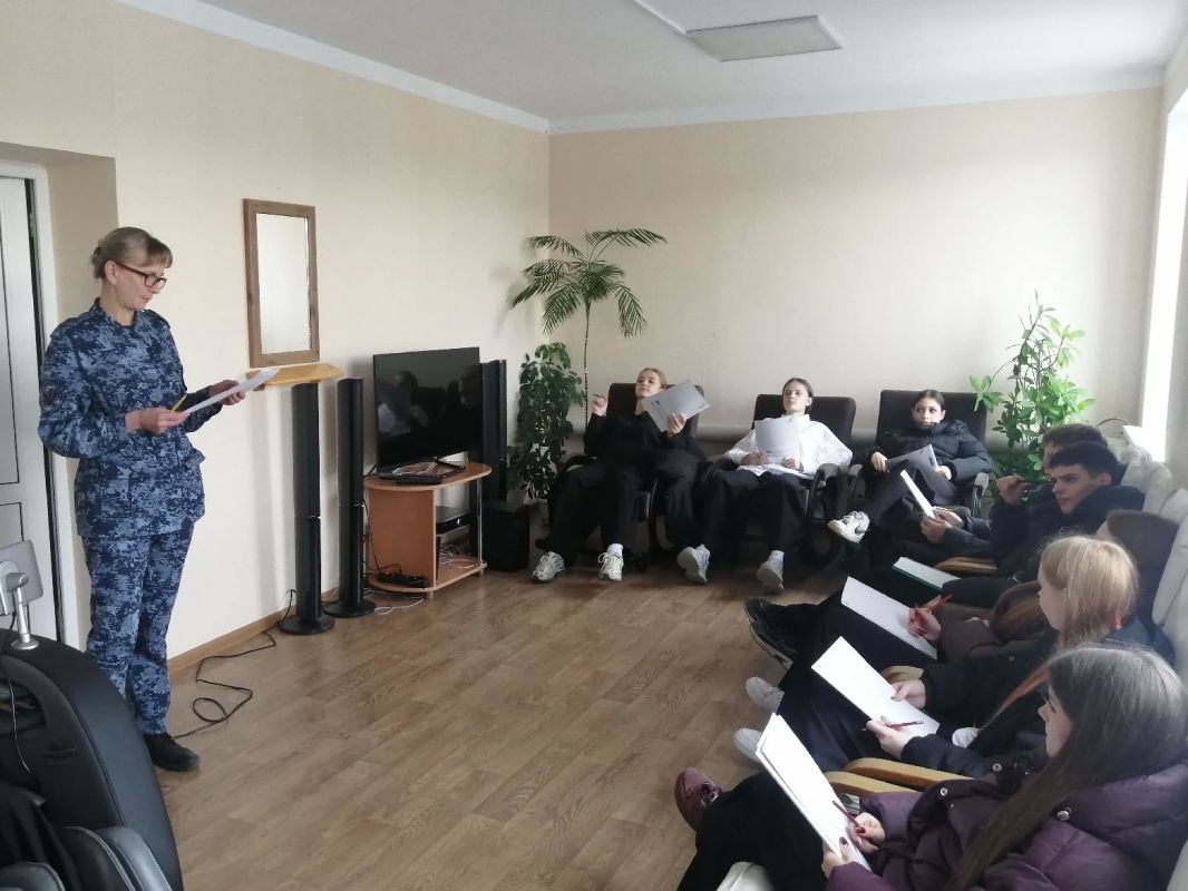 Ученики Новобирюсинской средней школы узнали, как несут службу сотрудники УИС Ученики Новобирюсинской средней школы узнали, как несут службу сотрудники УИС