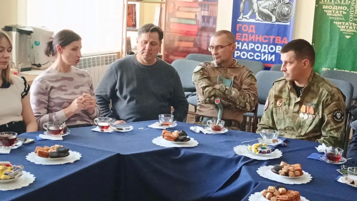 В библиотеке Емельяновского Дома культуры Глава округа встретился с участниками СВО и членами их семей В библиотеке Емельяновского Дома культуры Глава округа встретился с участниками СВО и членами их семей