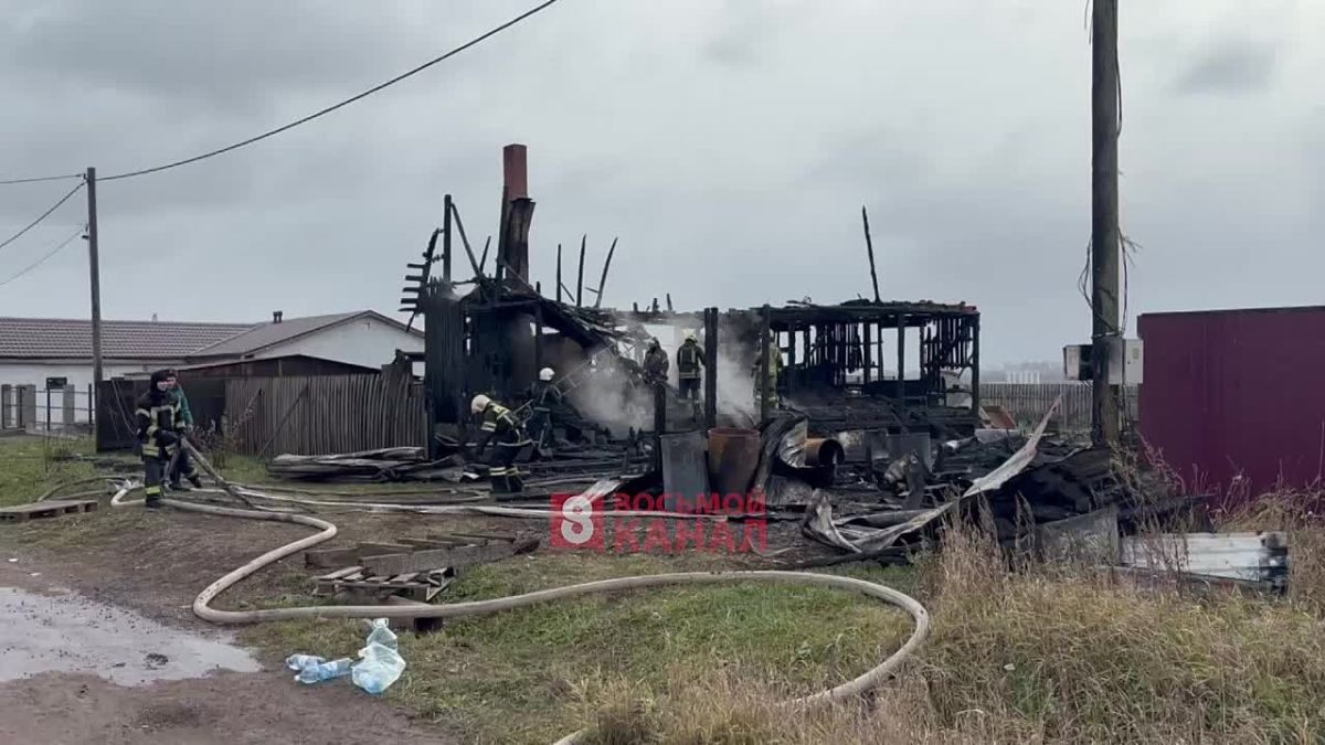 Съемочная группа «8 канала» находится на месте пожара, вспыхнувшего в Минино