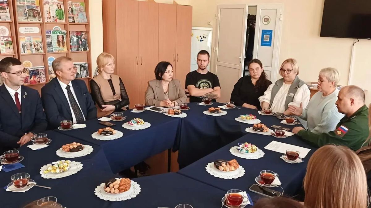 В библиотеке Емельяновского Дома культуры Глава округа встретился с участниками СВО и членами их семей