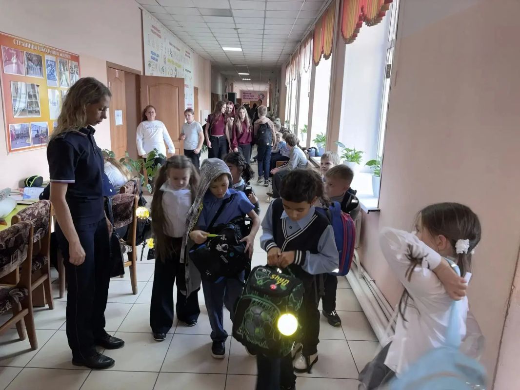 В Минусинске сотрудники Госавтоинспекции, родители и педагоги провели рейд по проверке наличия у детей световозвращающих элементов В Минусинске сотрудники Госавтоинспекции, родители и педагоги провели рейд по проверке наличия у детей световозвращающих элементов