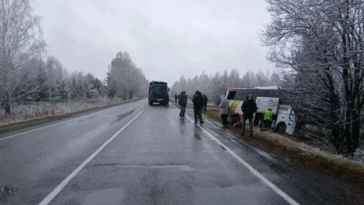 Автобус с пассажирами съехал в кювет в Ермаковском округе Автобус с пассажирами съехал в кювет в Ермаковском округе