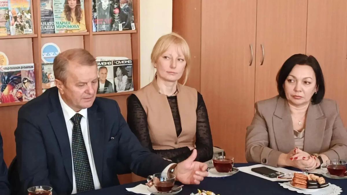 В библиотеке Емельяновского Дома культуры Глава округа встретился с участниками СВО и членами их семей В библиотеке Емельяновского Дома культуры Глава округа встретился с участниками СВО и членами их семей
