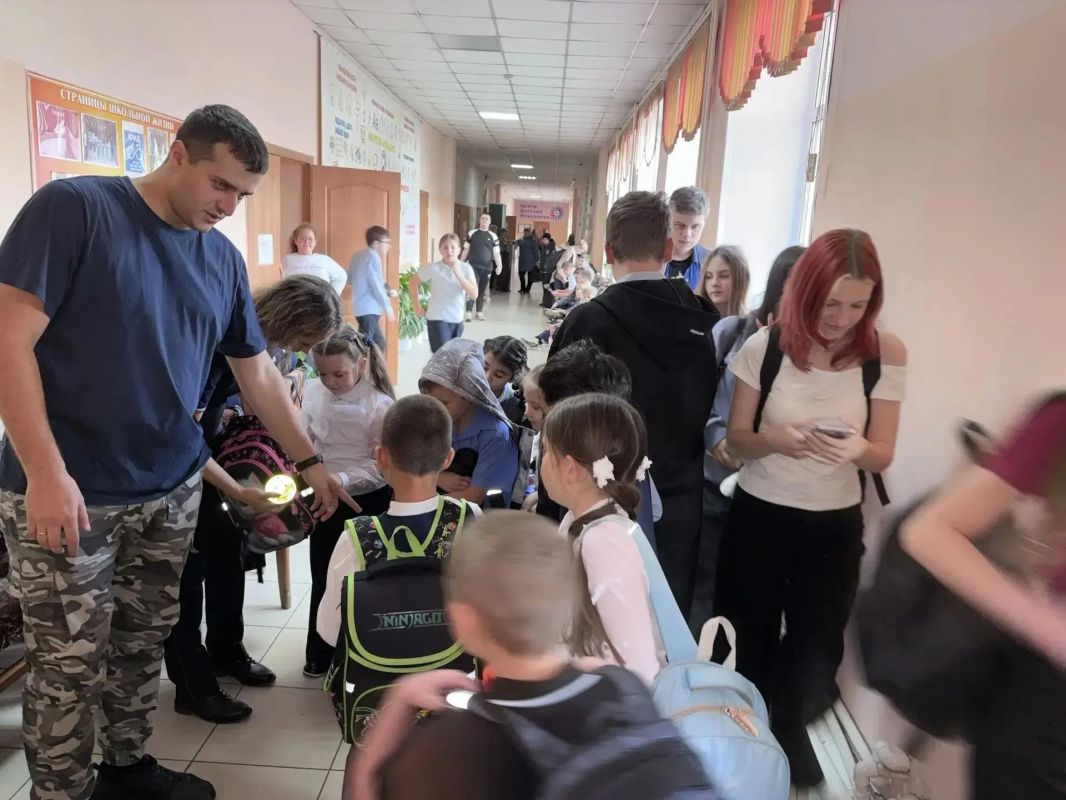 В Минусинске сотрудники Госавтоинспекции, родители и педагоги провели рейд по проверке наличия у детей световозвращающих элементов В Минусинске сотрудники Госавтоинспекции, родители и педагоги провели рейд по проверке наличия у детей световозвращающих элементов