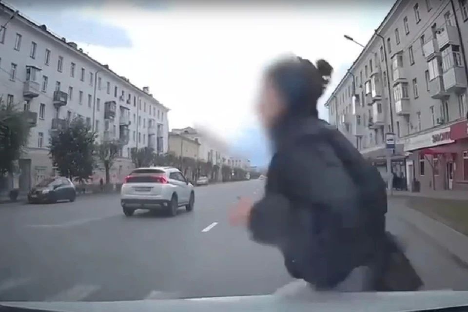 На пешеходном переходе в Красноярске сбили школьницу в наушниках