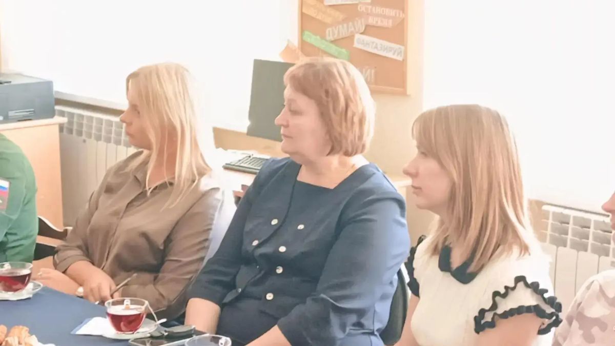 В библиотеке Емельяновского Дома культуры Глава округа встретился с участниками СВО и членами их семей В библиотеке Емельяновского Дома культуры Глава округа встретился с участниками СВО и членами их семей