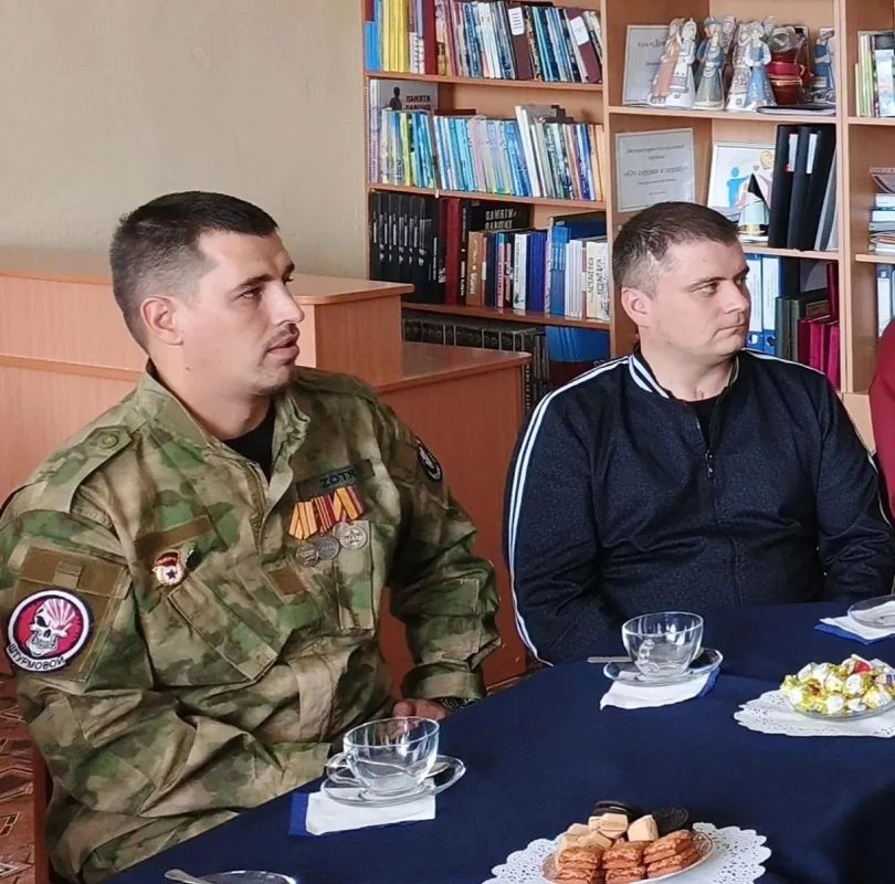 В библиотеке Емельяновского Дома культуры Глава округа встретился с участниками СВО и членами их семей В библиотеке Емельяновского Дома культуры Глава округа встретился с участниками СВО и членами их семей