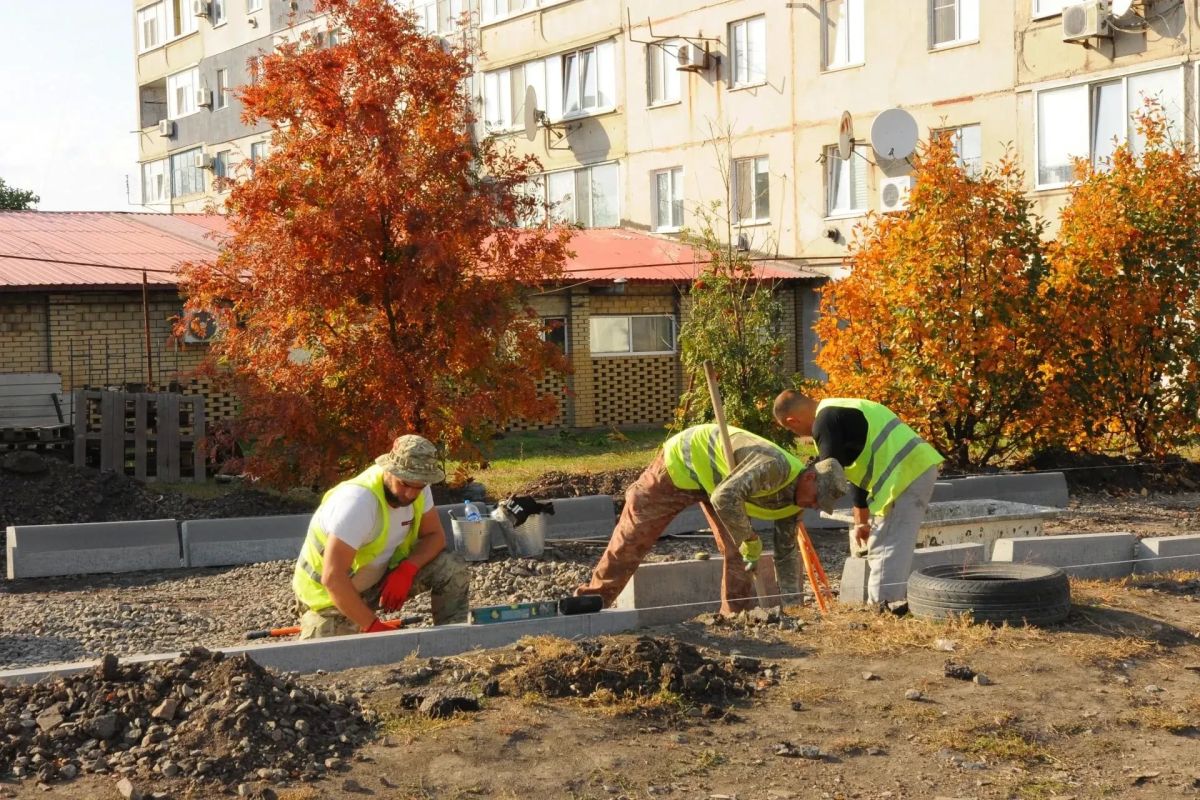 Виктор Водолацкий: В Свердловске ЛНР по Народной программе благоустраивают сразу две придомовые территории