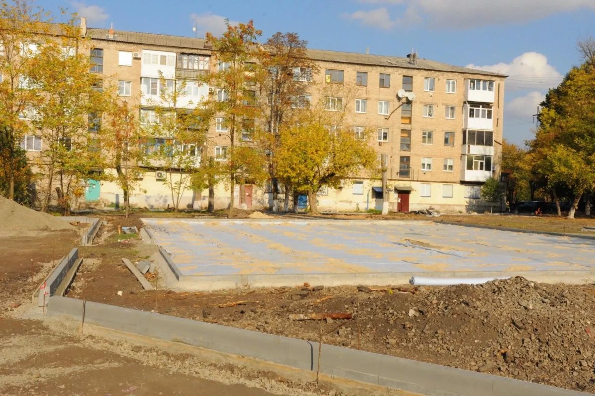 Виктор Водолацкий: В Свердловске ЛНР по Народной программе благоустраивают сразу две придомовые территории Виктор Водолацкий: В Свердловске ЛНР по Народной программе благоустраивают сразу две придомовые территории