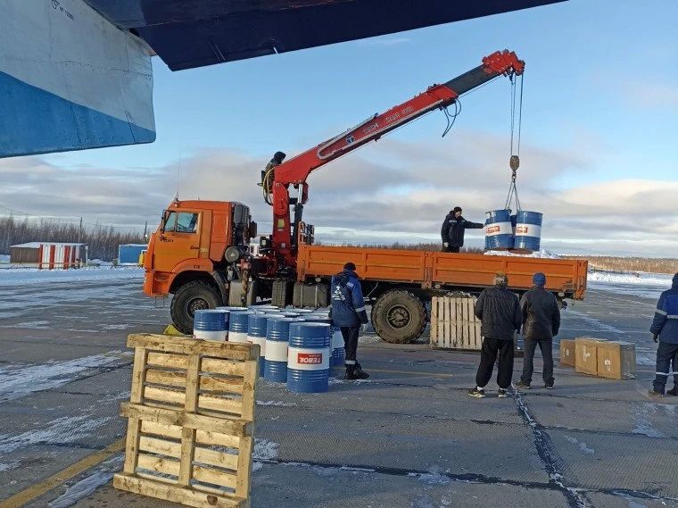 На днях в посёлок Тура (Эвенкийский муниципальный округ) привезли три тонны технической жидкости На днях в посёлок Тура (Эвенкийский муниципальный округ) привезли три тонны технической жидкости