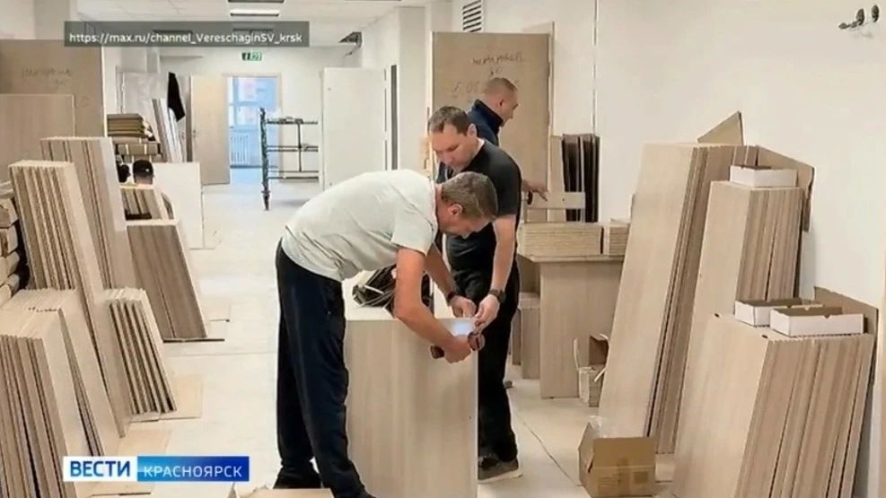 Классы в новой школе микрорайона Мичуринский начали комплектовать мебелью