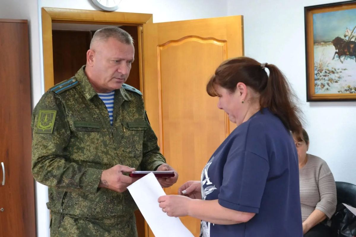 В Партизанском районе семьям участников СВО вручили государственные награды В Партизанском районе семьям участников СВО вручили государственные награды