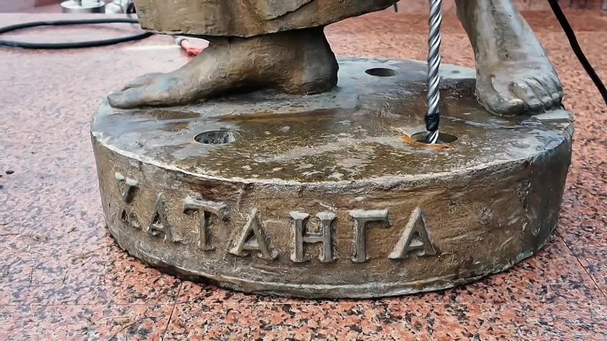 Скульптуры фонтана «Реки Сибири» вернули на Театральную площадь Красноярска