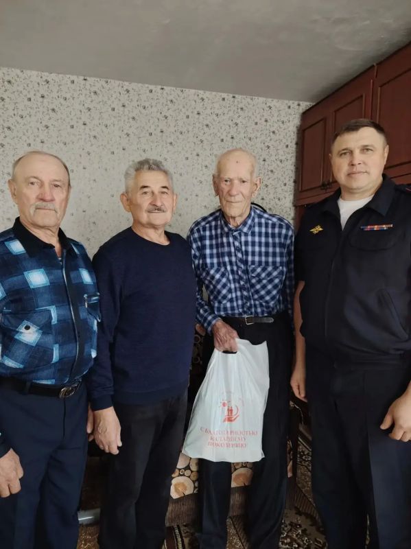 С теплом и уважением к герою: полицейские навестили 102-летнего ветерана ВОВ