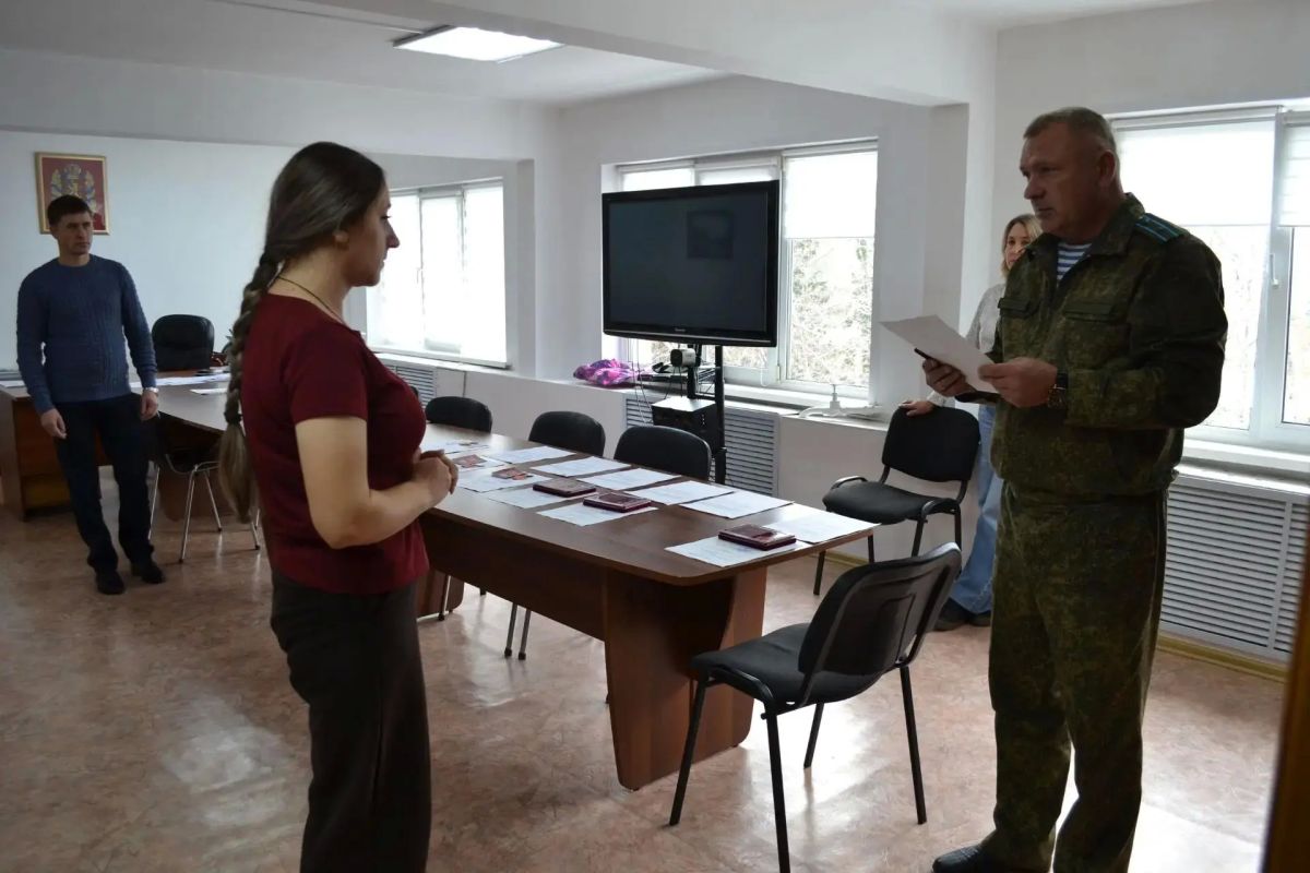 В Партизанском районе семьям участников СВО вручили государственные награды В Партизанском районе семьям участников СВО вручили государственные награды