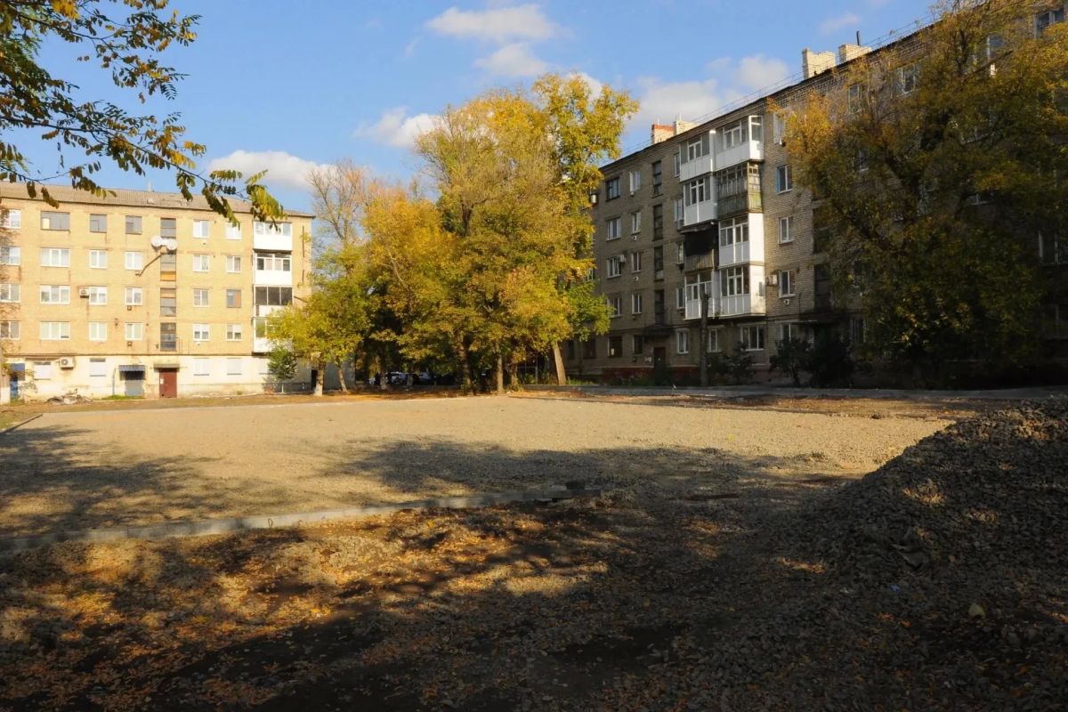 Виктор Водолацкий: В Свердловске ЛНР по Народной программе благоустраивают сразу две придомовые территории Виктор Водолацкий: В Свердловске ЛНР по Народной программе благоустраивают сразу две придомовые территории