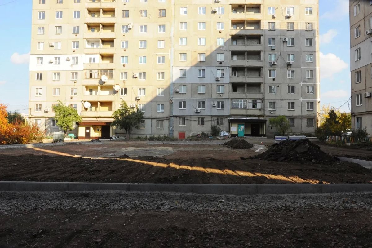 Виктор Водолацкий: В Свердловске ЛНР по Народной программе благоустраивают сразу две придомовые территории Виктор Водолацкий: В Свердловске ЛНР по Народной программе благоустраивают сразу две придомовые территории