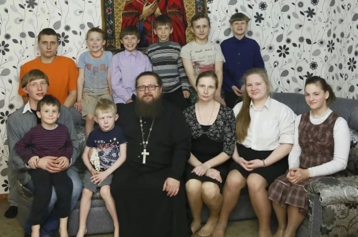 Отец Сергий и его 11 чад. Батюшка из Красноярского края накануне Дня отца рассказал, как мечтал о 15 детях Священник служит там, где церковь становится центром жизни, а приход — большой семьёй
