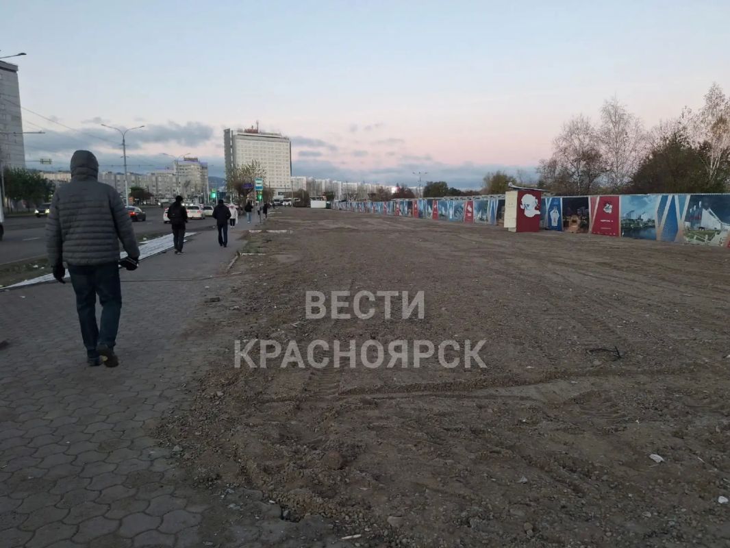 На Предмостной площади убрали забор, который находился на месте сноса павильонов На Предмостной площади убрали забор, который находился на месте сноса павильонов