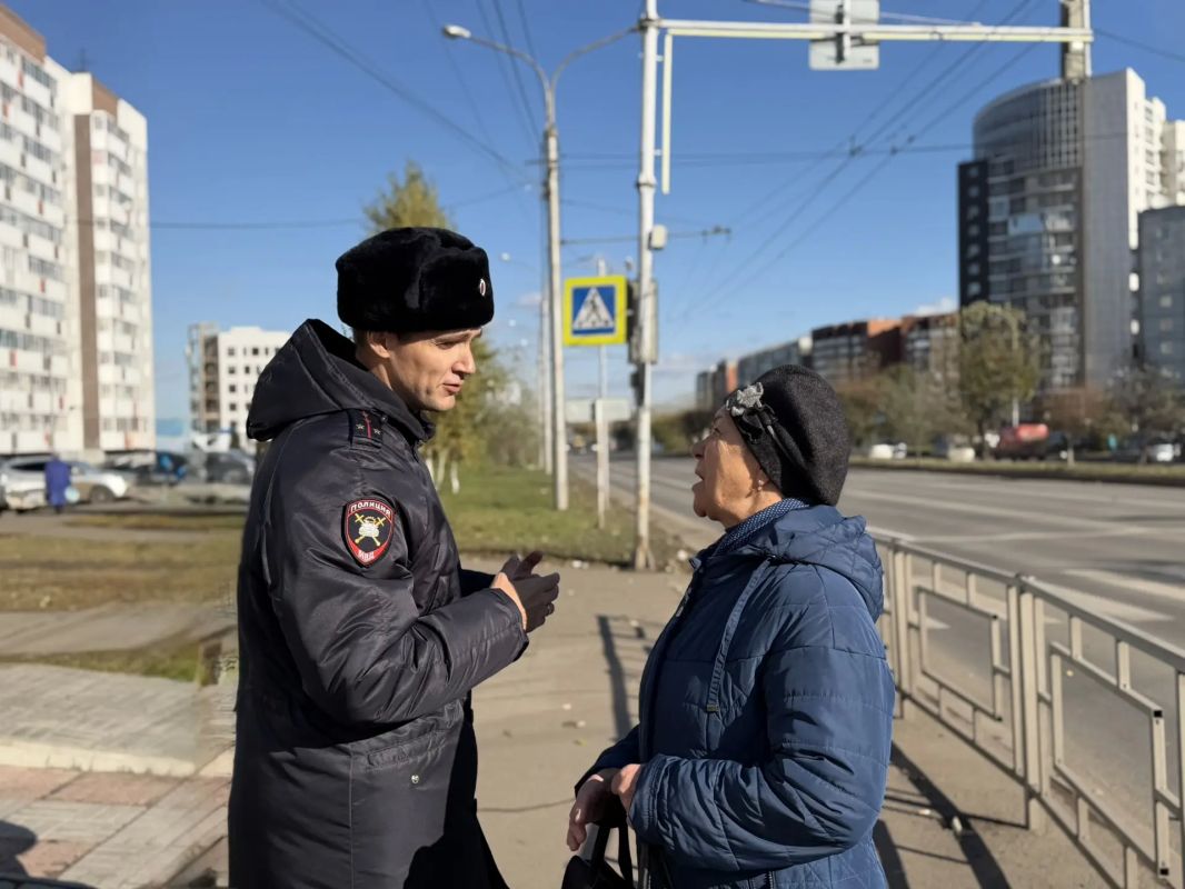 Сотрудники Госавтоинспекции Красноярска провели рейд «Пешеходный переход» в Советском районе, где накануне в дорожной трагедии погибла женщина Сотрудники Госавтоинспекции Красноярска провели рейд «Пешеходный переход» в Советском районе, где накануне в дорожной трагедии погибла женщина