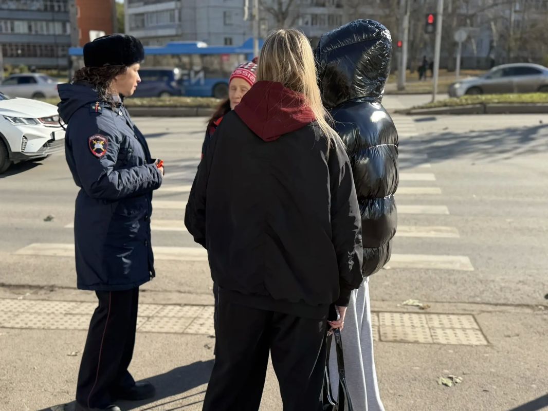 Сотрудники Госавтоинспекции Красноярска провели рейд «Пешеходный переход» в Советском районе, где накануне в дорожной трагедии погибла женщина Сотрудники Госавтоинспекции Красноярска провели рейд «Пешеходный переход» в Советском районе, где накануне в дорожной трагедии погибла женщина