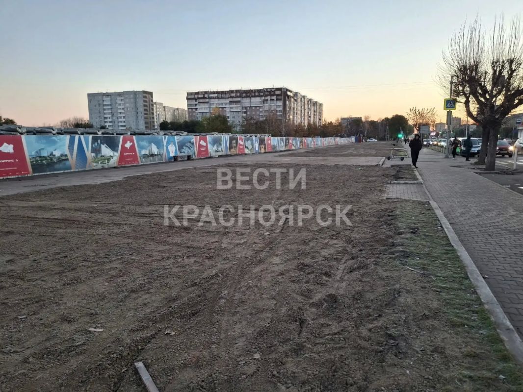 На Предмостной площади убрали забор, который находился на месте сноса павильонов На Предмостной площади убрали забор, который находился на месте сноса павильонов
