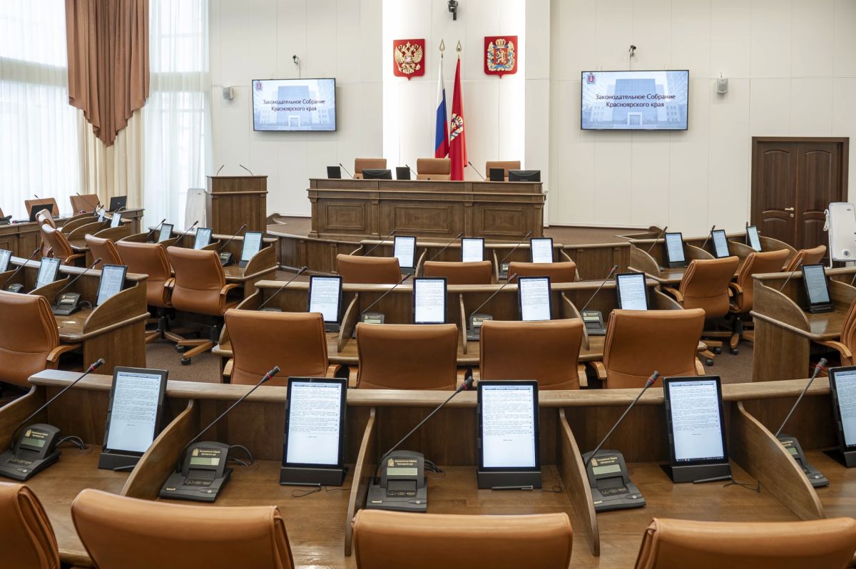 Через несколько минут откроется первое заседание второй сессии