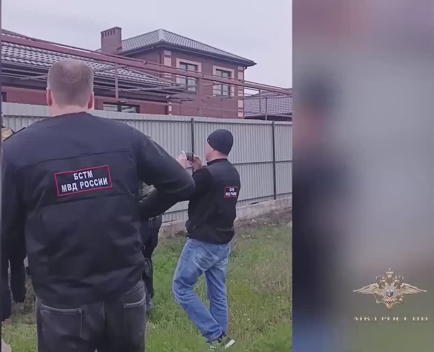 К ответу, по полной!. В четырех регионах России задержаны 13 участников преступной группы, которые похищали выплаты у участников СВО, обманывая их при заключении военных контрактов