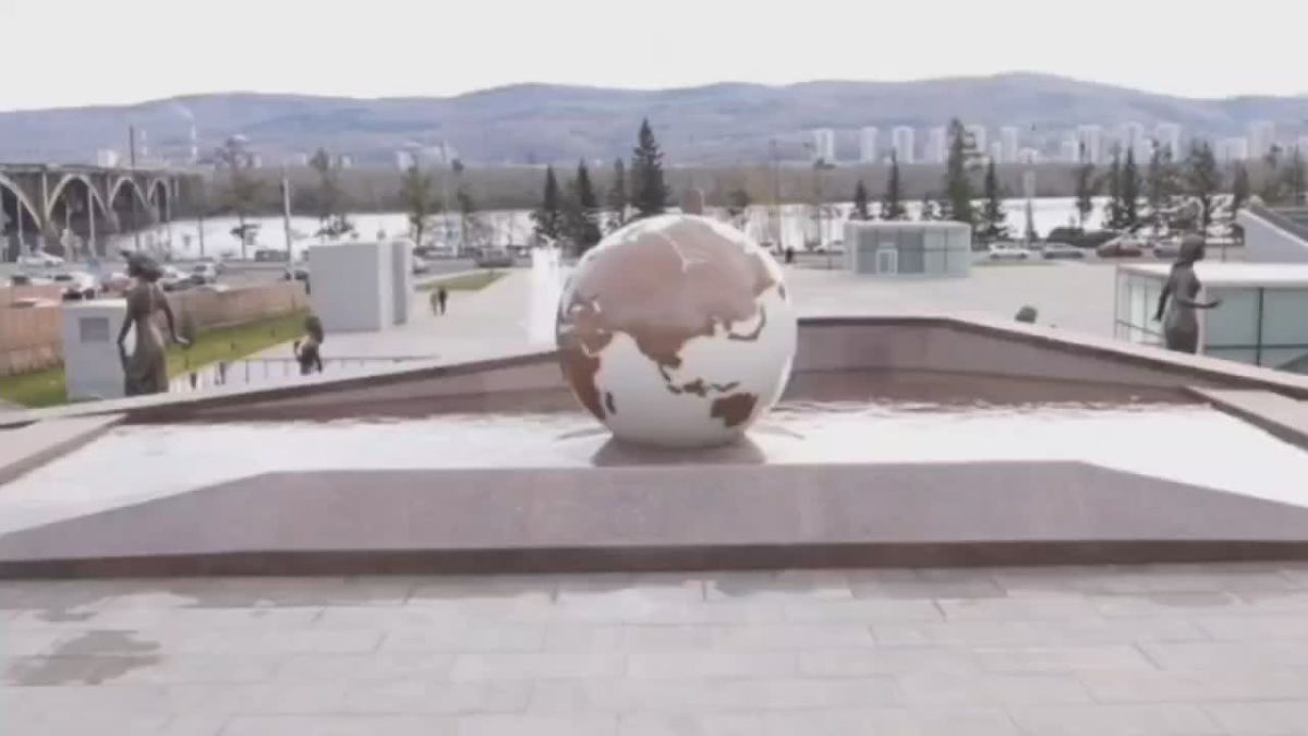 В Красноярске в тестовом режиме запустили фонтан «Реки Сибири»