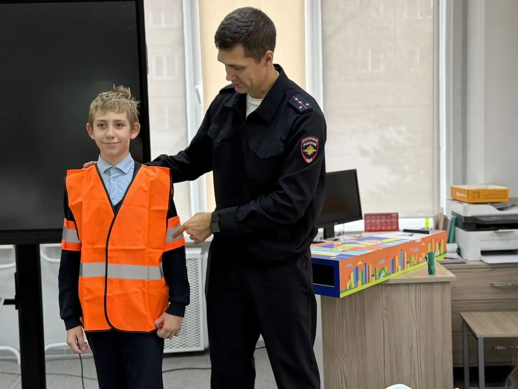 В рамках акции «Сверкаем вместе» красноярские госавтоинспекторы рассказали школьникам о пользе световозвращающих элементов и наглядно доказали их эффективность В рамках акции «Сверкаем вместе» красноярские госавтоинспекторы рассказали школьникам о пользе световозвращающих элементов и наглядно доказали их эффективность