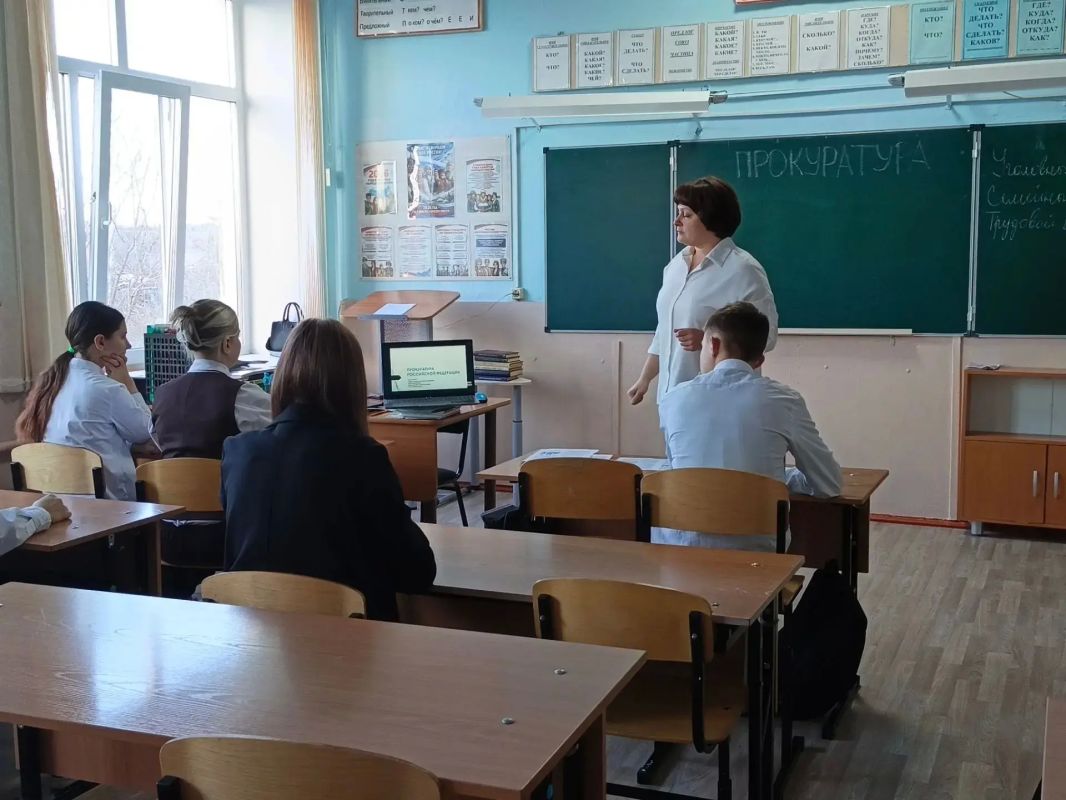 19 октября в Решотинской основной школе в рамках «Разговоров о важном» прошли мероприятия «Прокуратура России на страже закона, с заботой о каждом человеке» для учеников 6–9 классов 19 октября в Решотинской основной школе в рамках «Разговоров о важном» прошли мероприятия «Прокуратура России на страже закона, с заботой о каждом человеке» для учеников 6–9 классов