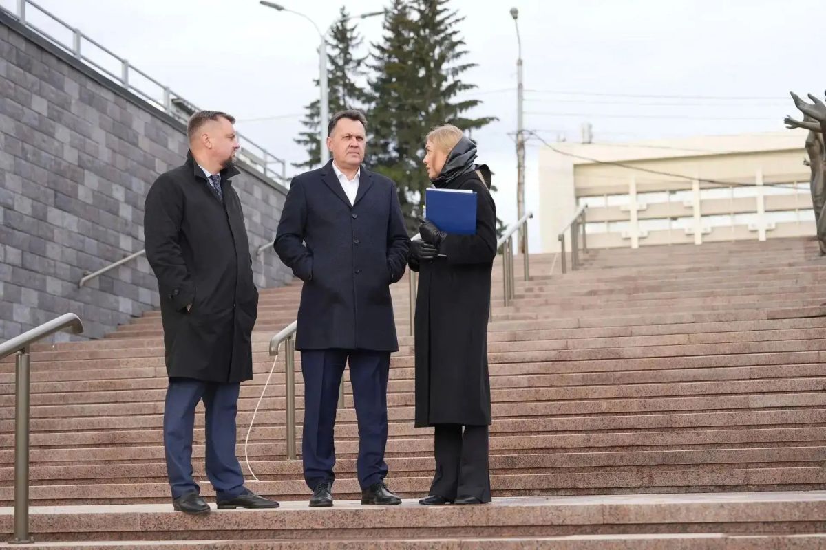 В Красноярске в тестовом режиме запустили фонтан «Реки Сибири» В Красноярске в тестовом режиме запустили фонтан «Реки Сибири»