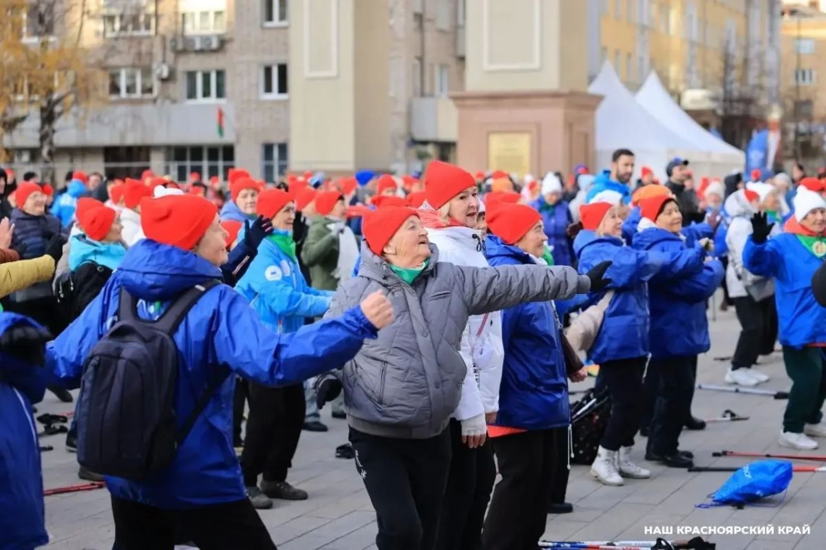 В Красноярске на площади Мира прошла масштабная зарядка, объединившая сотни горожан разных возрастов, включая активистов движения «Сибирское долголетие»