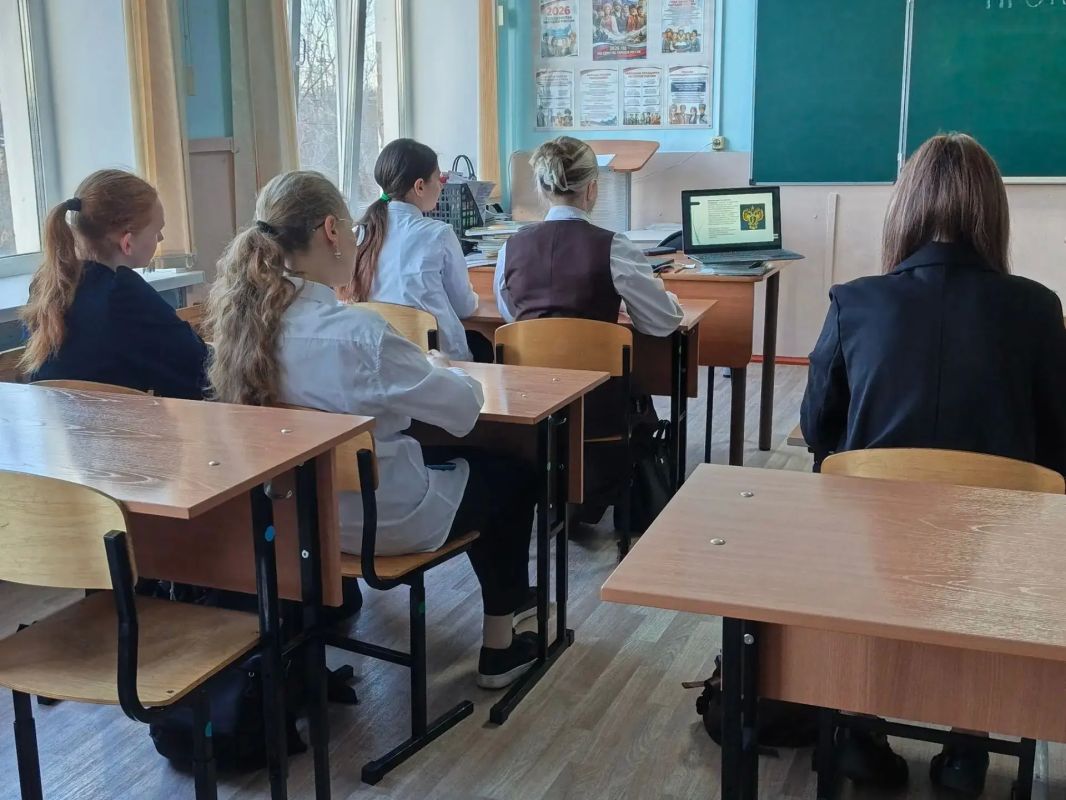 19 октября в Решотинской основной школе в рамках «Разговоров о важном» прошли мероприятия «Прокуратура России на страже закона, с заботой о каждом человеке» для учеников 6–9 классов 19 октября в Решотинской основной школе в рамках «Разговоров о важном» прошли мероприятия «Прокуратура России на страже закона, с заботой о каждом человеке» для учеников 6–9 классов