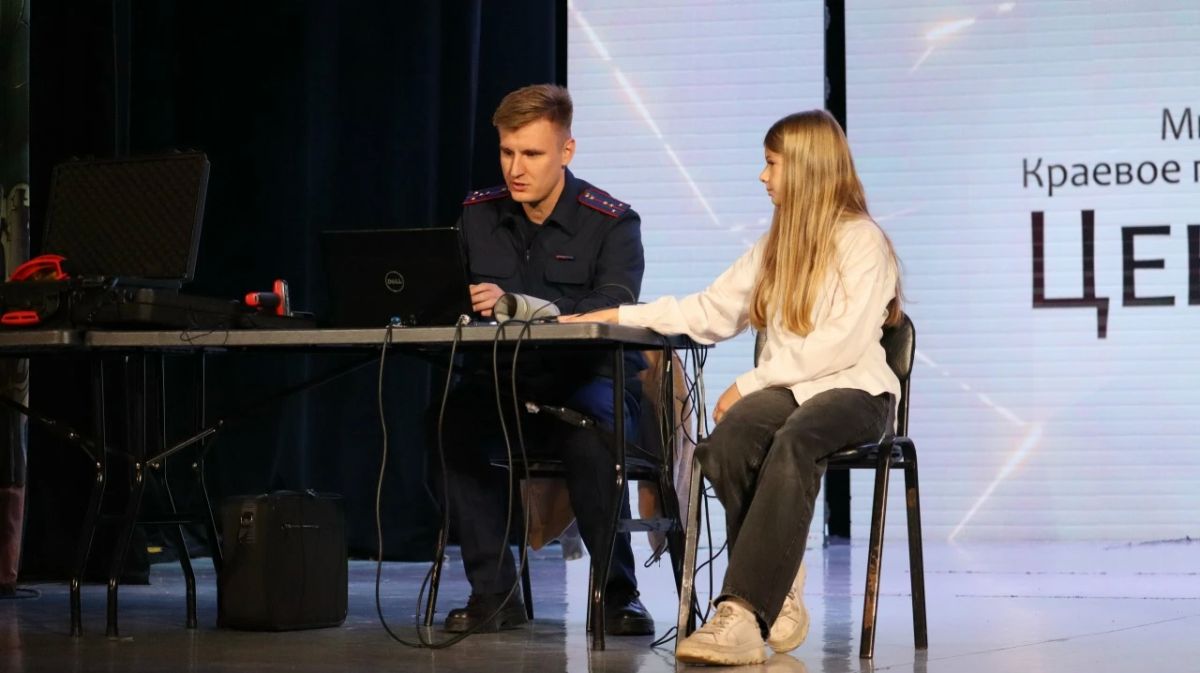 Офицеры Главного следственного управления провели для школьников профилактический кинолекторий «Безопасность в интернете» Офицеры Главного следственного управления провели для школьников профилактический кинолекторий «Безопасность в интернете»