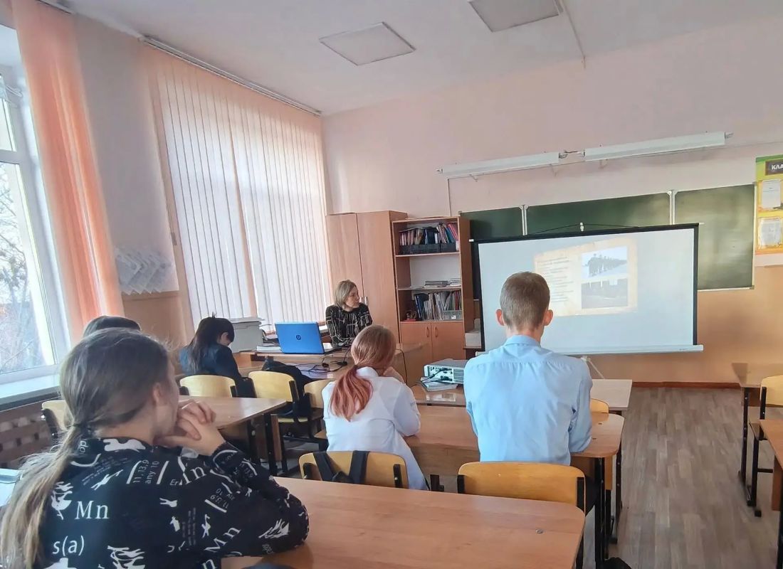 19 октября в Решотинской основной школе в рамках «Разговоров о важном» прошли мероприятия «Прокуратура России на страже закона, с заботой о каждом человеке» для учеников 6–9 классов 19 октября в Решотинской основной школе в рамках «Разговоров о важном» прошли мероприятия «Прокуратура России на страже закона, с заботой о каждом человеке» для учеников 6–9 классов