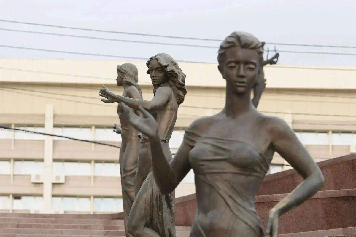 В Красноярске в тестовом режиме запустили фонтан «Реки Сибири» В Красноярске в тестовом режиме запустили фонтан «Реки Сибири»