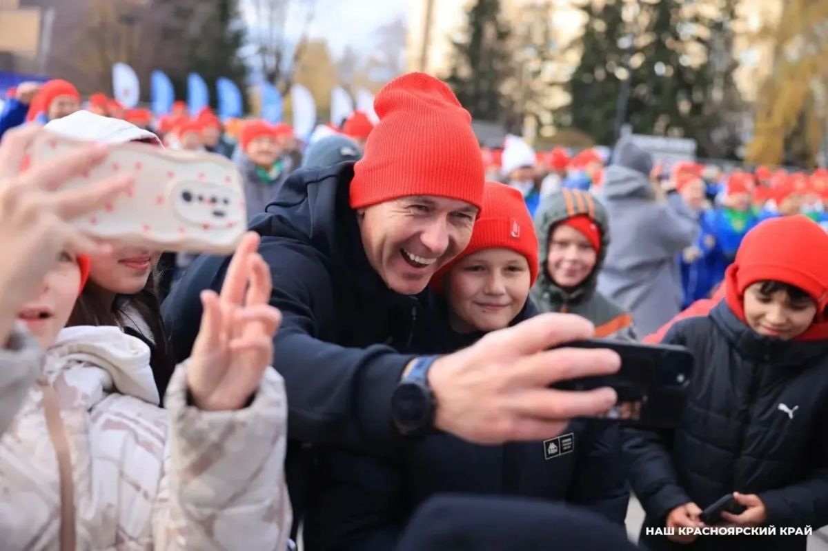 В Красноярске на площади Мира прошла масштабная зарядка, объединившая сотни горожан разных возрастов, включая активистов движения «Сибирское долголетие» В Красноярске на площади Мира прошла масштабная зарядка, объединившая сотни горожан разных возрастов, включая активистов движения «Сибирское долголетие»