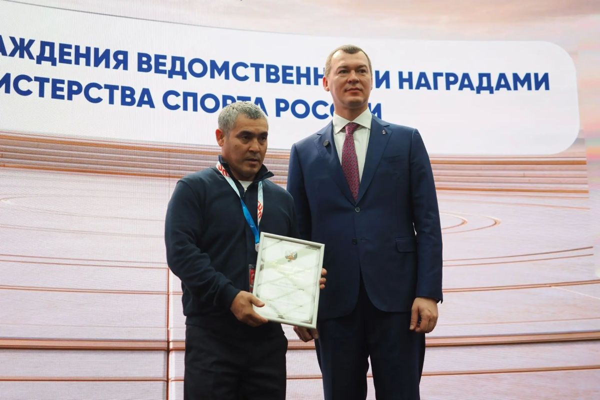 Министр спорта РФ и председатель Олимпийского комитета России Михаил Дегтярёв в рамках форума «Россия – спортивная держава» вручил награды представителям спортивной сферы Красноярского края