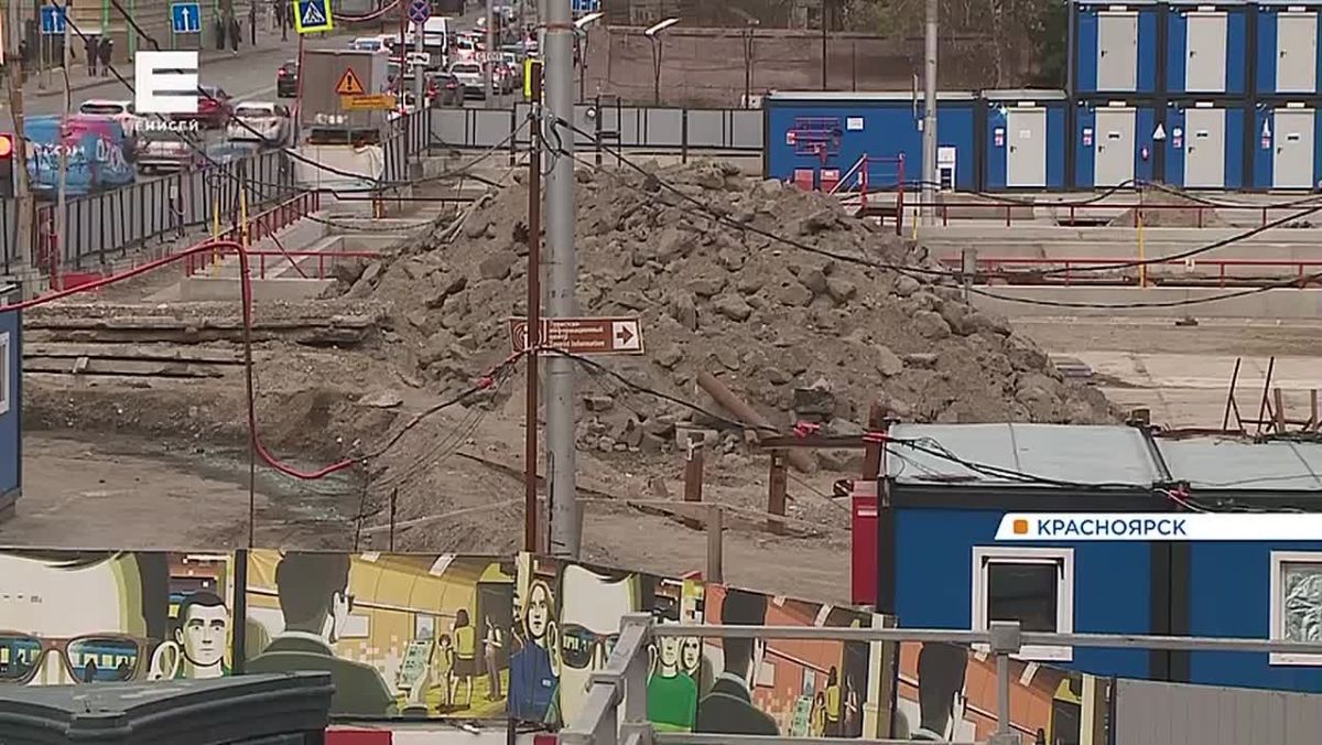 Огромную кучу земли полностью вывезли от здания красноярской мэрии