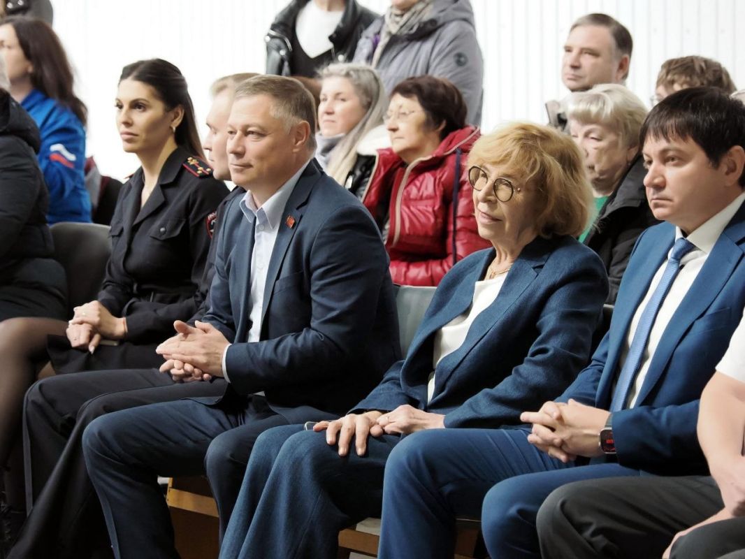 Наталия Фирюлина и Борис Растоскуев поздравили коллектив муниципального предприятия «Городской транспорт» с профессиональным праздником Наталия Фирюлина и Борис Растоскуев поздравили коллектив муниципального предприятия «Городской транспорт» с профессиональным праздником